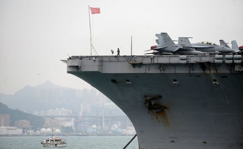 美国航空母舰“尼米兹号”17日抵港。.jpg