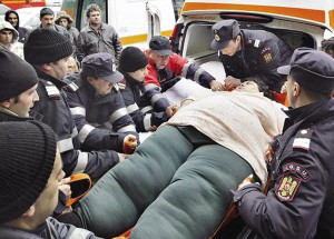 重达240公斤的孕妇被抬出救护车。 图片来源：扬子晚报.jpg