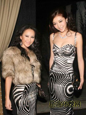 熊黛林与李玟撞衫，二人不约而同穿Just Cavalli晚装。.jpg