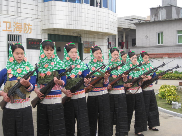 女民兵练习武器操作.jpg
