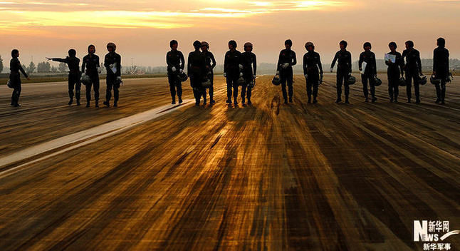 红霞漫卷，神采飞扬。踏着夕阳，平安归航。