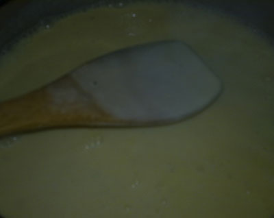 牛奶加热后加入蛋黄