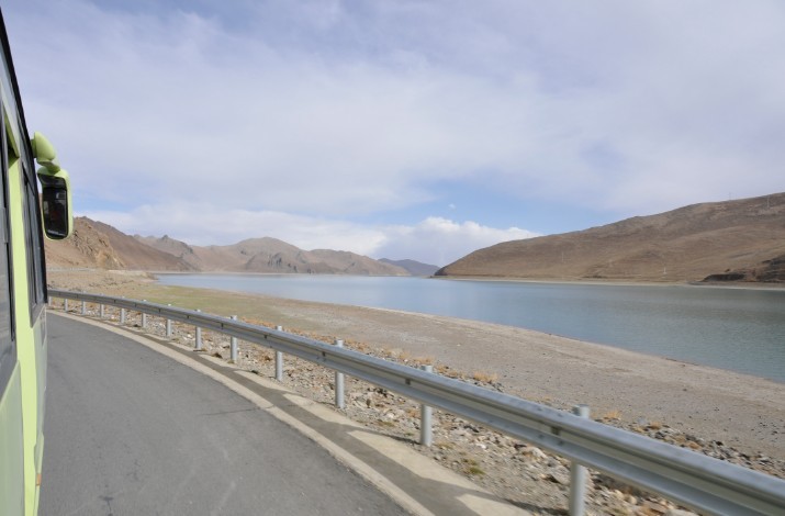 在汽车行驶中拍摄的羊湖