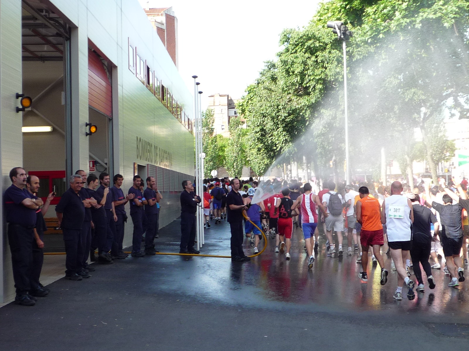 消防队也来凑什么热闹啊 消防队也来凑什么热闹啊