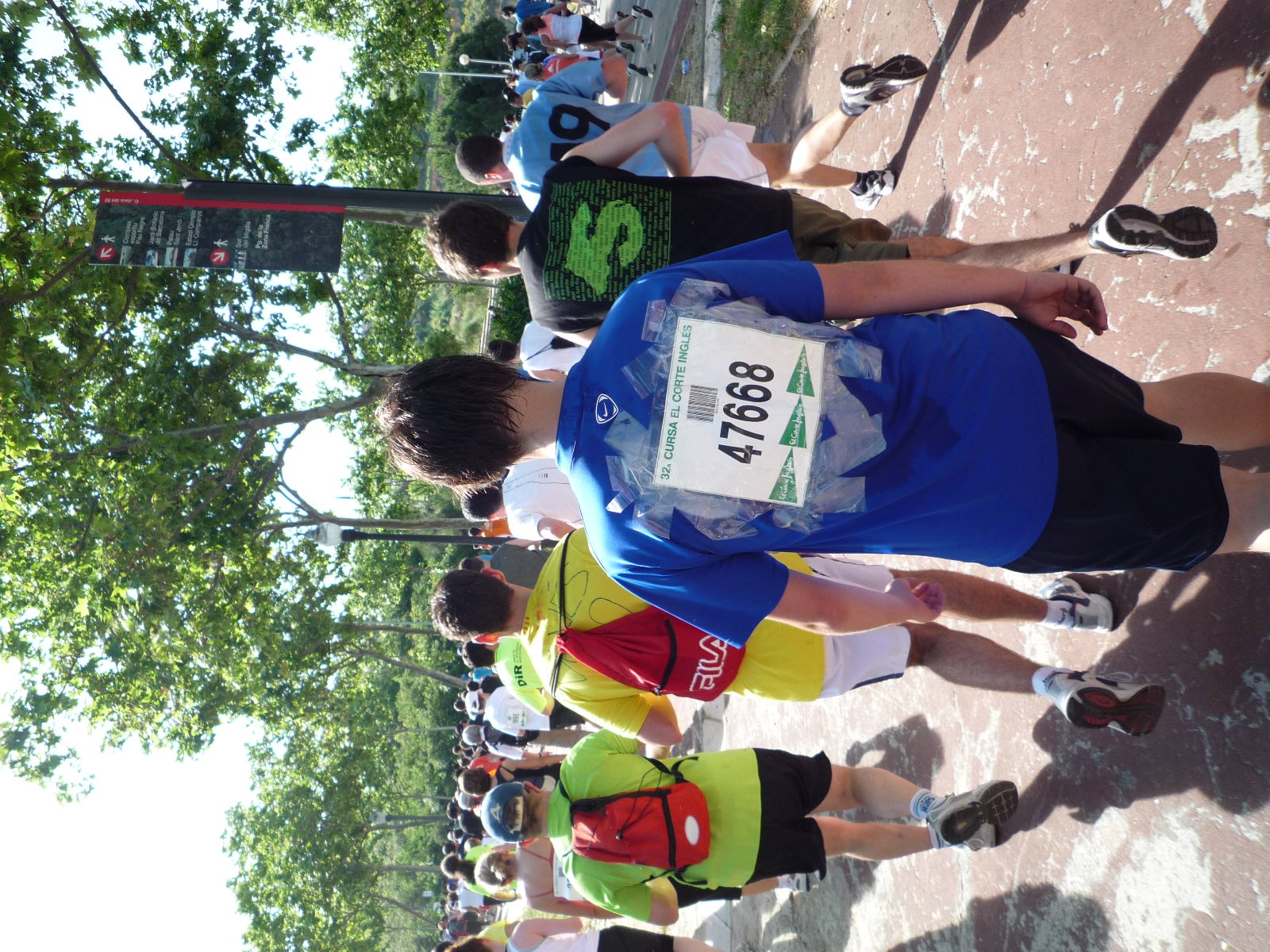 哥们,怕掉也别粘成这样吧 哥们,怕掉也别粘成这样吧