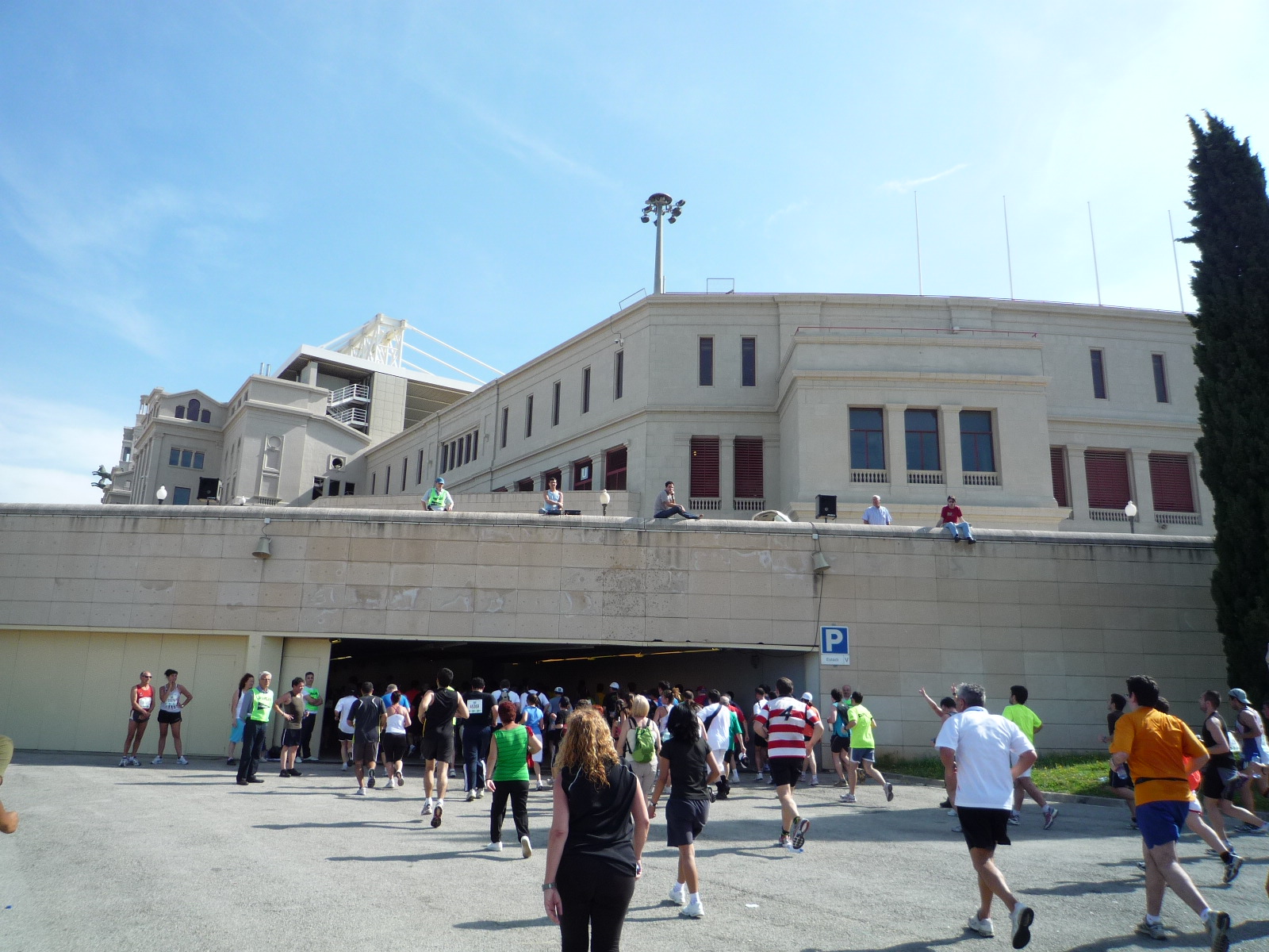 好像打那个坐在楼上只说不跑的家伙 好像打那个坐在楼上只说不跑的家伙