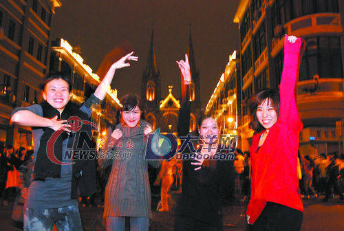 狂欢的市民，热闹的街。