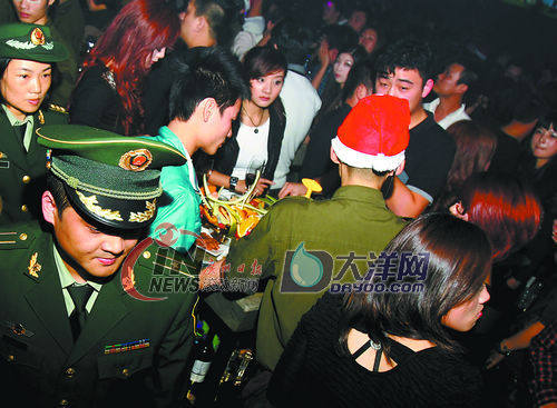 广东消防昨晚前往各大酒吧进行消防检查。