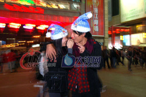 圣诞快乐！今夜是圣诞平安夜，市场民走到街以自己的方式庆祝这个节日 实习生 罗知锋 ... ...