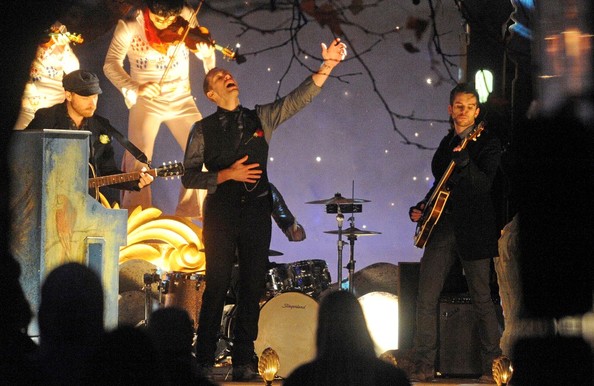 Coldplay rocks with Elvis lpatGNvIgphl.jpg