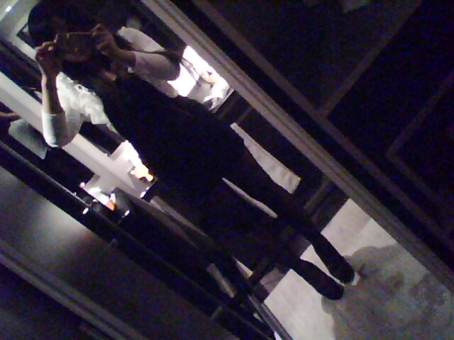 刚出国在宾馆拍的。