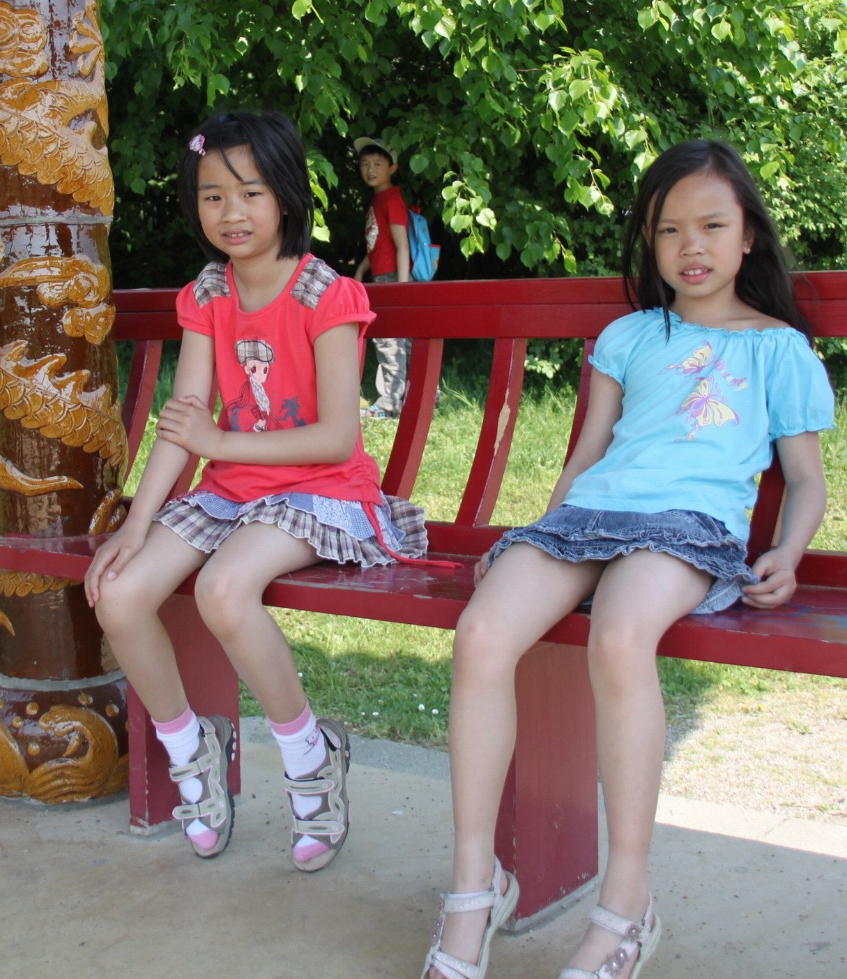 为了后面那帅哥，两位靓妹投以我忧郁的眼神~