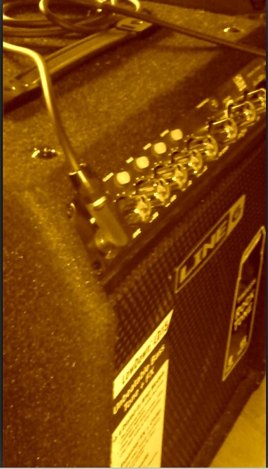 鼓的音箱，（是个bass 音箱）