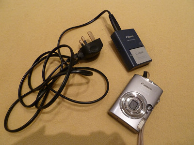 俺的canon digital IXUS85015，7.1英国买的东东，需要插头转换器充电，50€