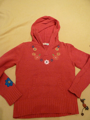 西瓜红针织卫衣（8成新，西班牙号估计36~38号，胖一点都可以），厚实靠谱，颜色超正！8€拿走 ... ... ...  ...