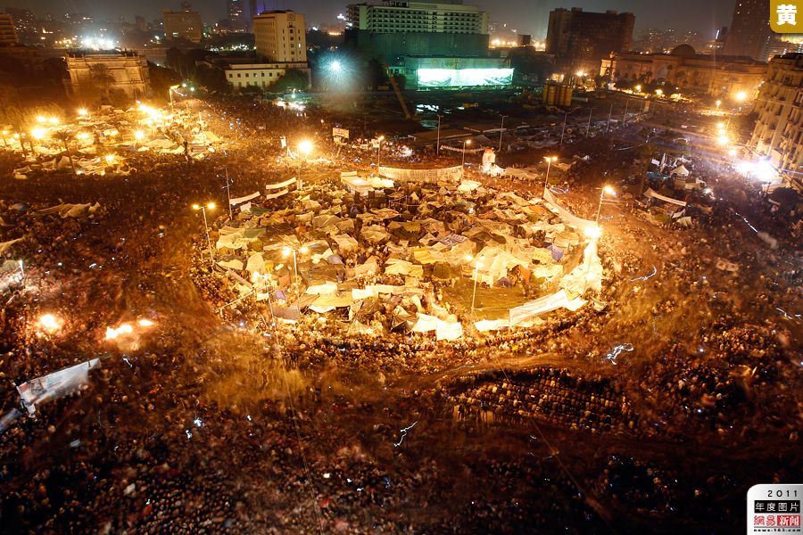 2011年2月11日，开罗解放广场，示威者们获知埃及总统穆巴拉克辞职的消息后聚集庆祝。.jpg