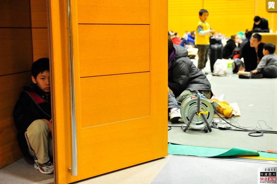 2011年3月17日，日本新泻市东综合体育中心，6岁小男孩嘉鑫由于受到过度惊吓，一个人躲.jpg