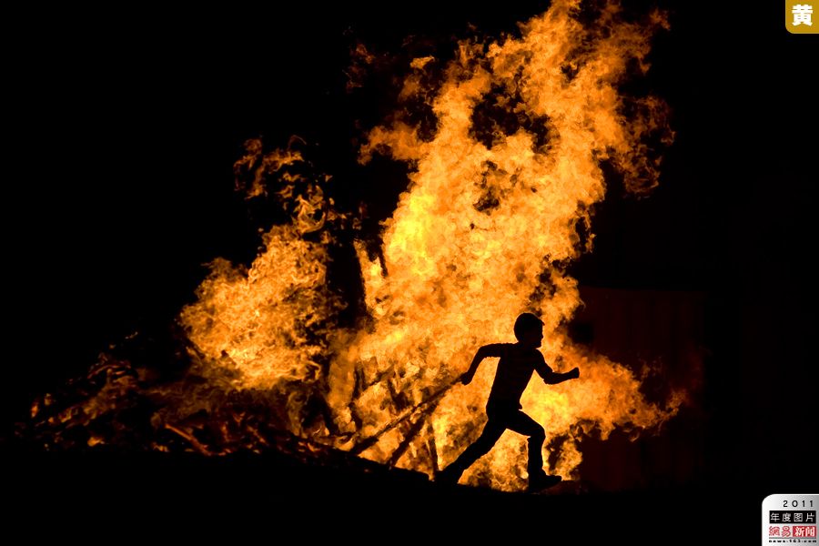 2011年5月21日，以色列城市伯尼布莱克，一名犹太男孩庆祝篝火节。相传犹太拉比阿奇瓦.jpg