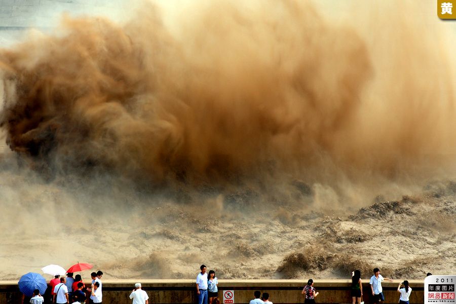 2011年7月5日，游客观看黄河小浪底水库排沙出库时的壮观场面。.jpg
