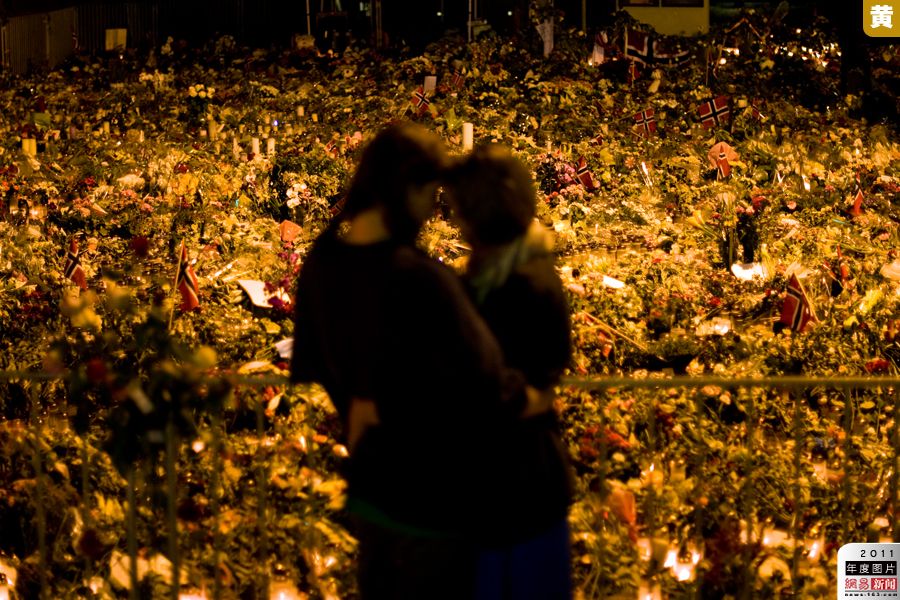 2011年7月28日，挪威奥斯陆，两名女子在大教堂外的一个临时纪念场所哀悼在奥斯陆爆炸.jpg
