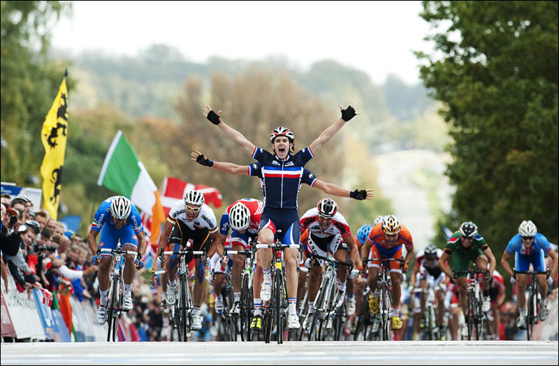 公路自行车赛法国车手冲过终点.jpg