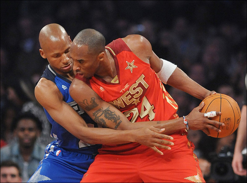 全明星赛上科比运球雷-阿伦争抢.jpg