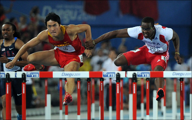 田径世锦赛男子110米栏的比赛中刘翔与罗伯斯展开争夺.jpg