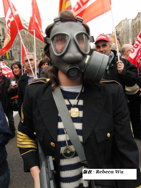 化妆舞会的衣服还来不及脱掉呢