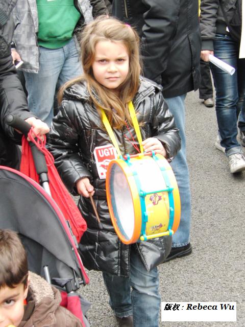 敲锣鼓的小姑娘