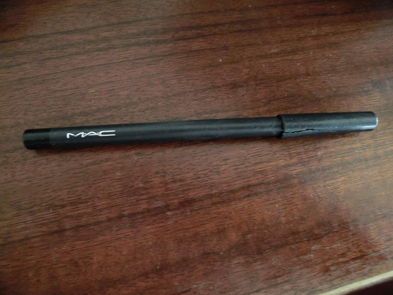 MAC眼线笔·· 适合喜爱烟熏妆的MM还有12cm长不过盖子有点坏掉了所以只卖 4€
