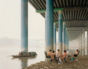 117桥下打麻将 很惬意.jpg