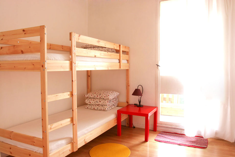 上下木头床 小方桌 台灯.jpg