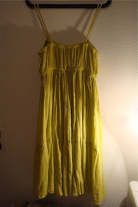 zara连衣裙，颜色很漂亮，也是胖了不能穿了，这个6欧转（已卖）
