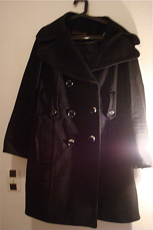 zara羊绒大衣，穿起来很舒服，miu家的，冬天穿了不超过5次，因为有点重。。嫌累赘了，但是重量代表质量啊， ...