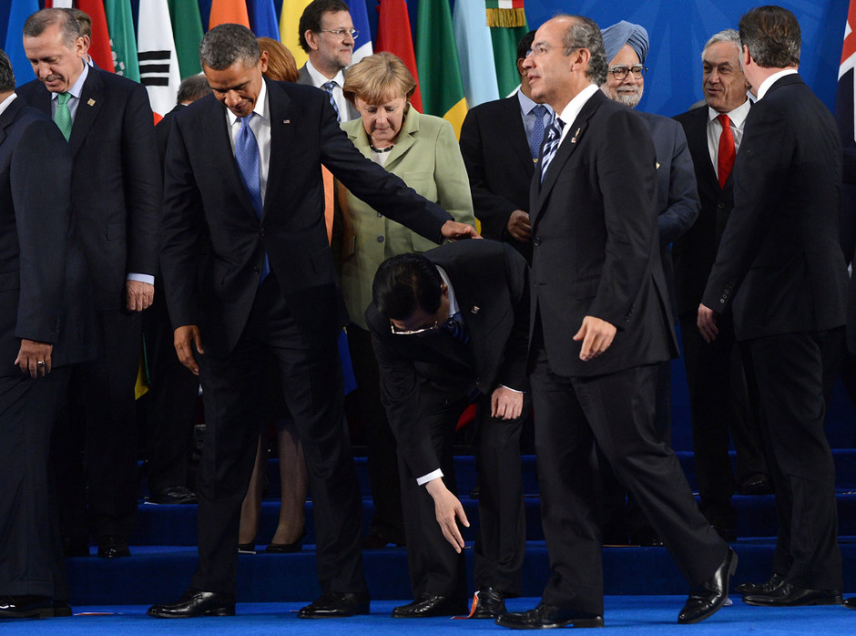 20120618El presi HuG20峰会上弯腰拾起国旗 1.jpg