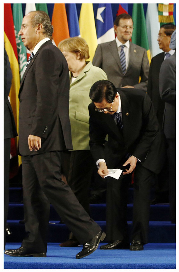 20120618El presi HuG20峰会上弯腰拾起国旗 8.jpg