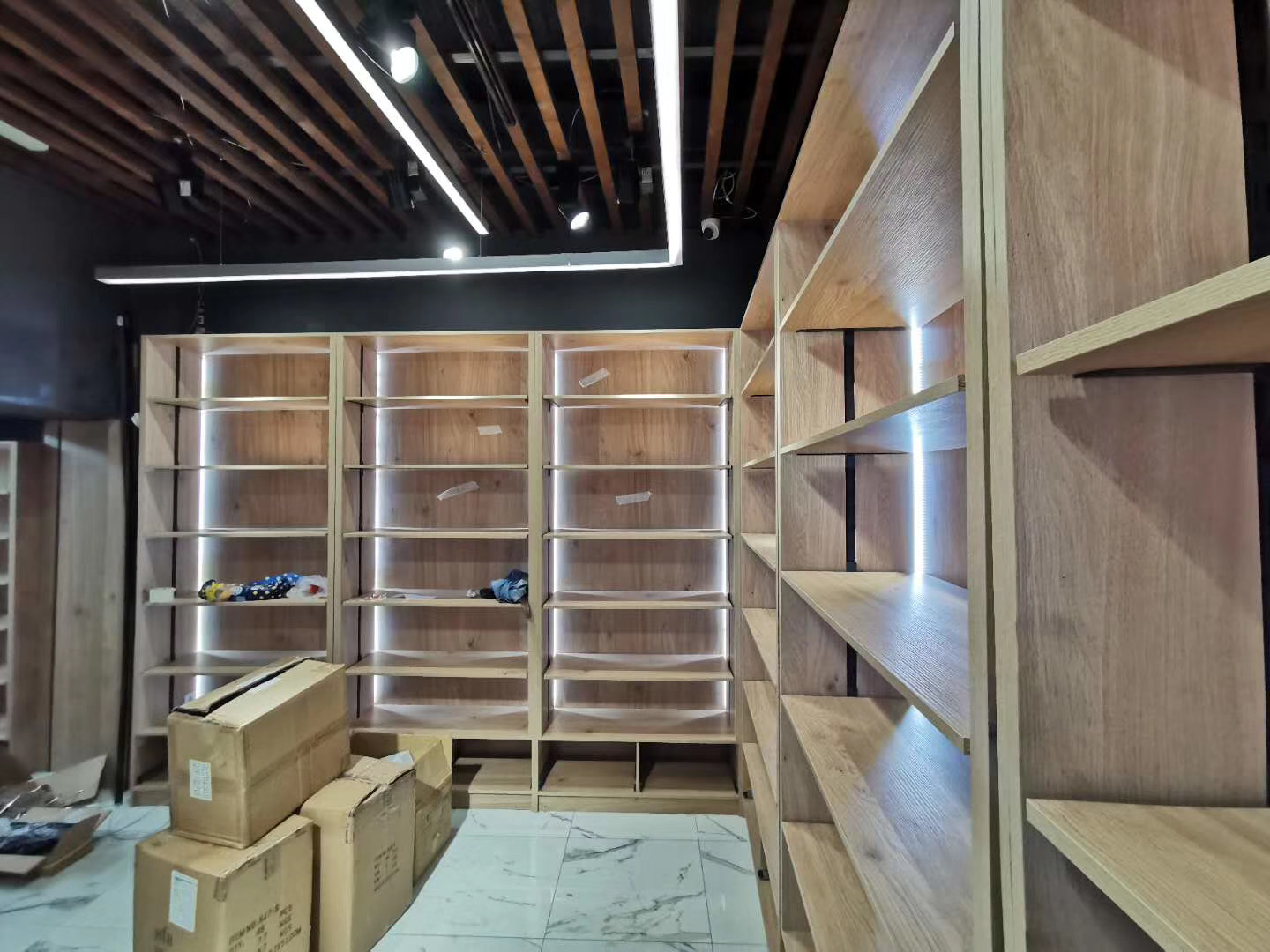 西班牙繁华都市 装修公司-货架定制