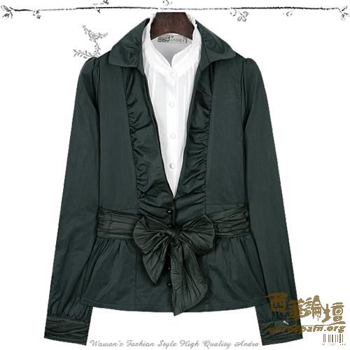 局部的褶皱处理让上衣有了层次感。