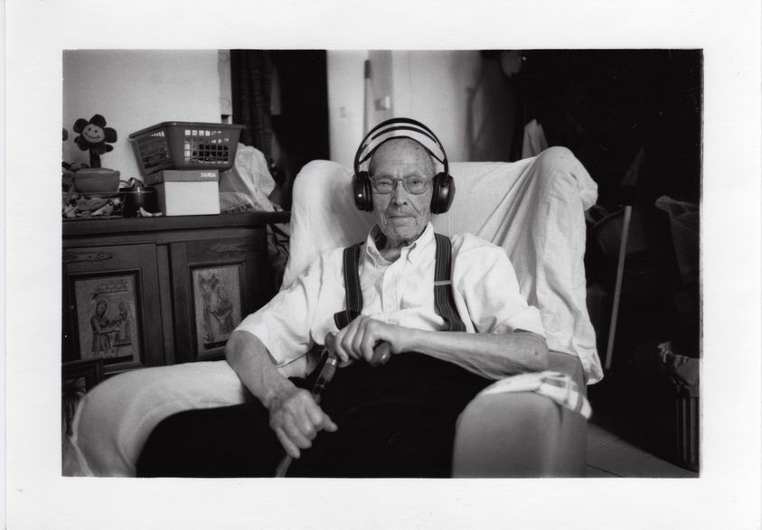 老人唯一的嗜好，听广播