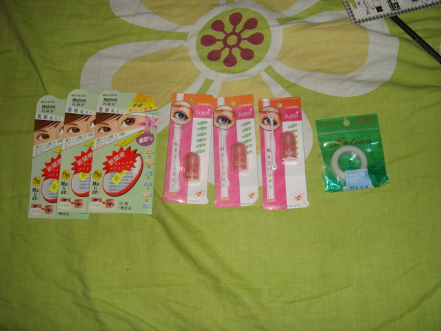 双眼皮贴  哈  有时候早上起来一单一双的很烦~