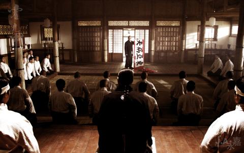 陈真在虹口道场门口，那块牌子最后被“我”踢扁