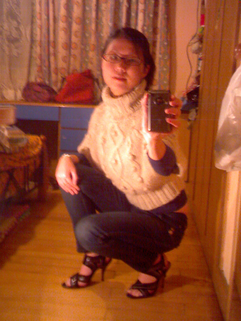 因为没有彩色的袜子，所以先配铅笔裤试一下。