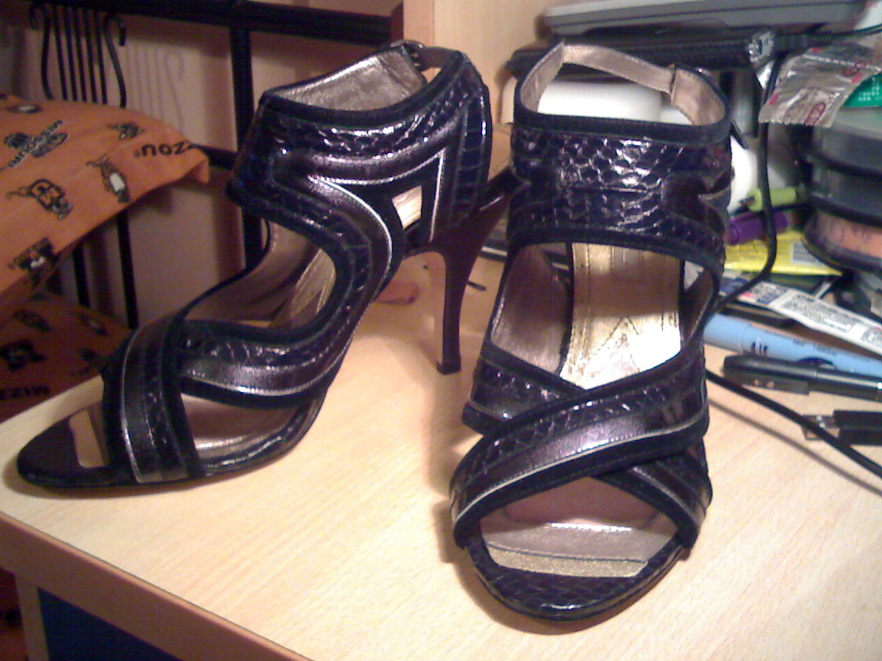 7号半的鞋，刚适合受过伤的脚，跟虽高，但是很稳。