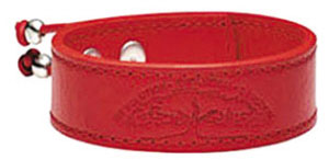 朱莉亚-罗伯茨亲自设计的一款情侣手镯，圈内刻着设计者罗伯茨名字的英文缩写 ...