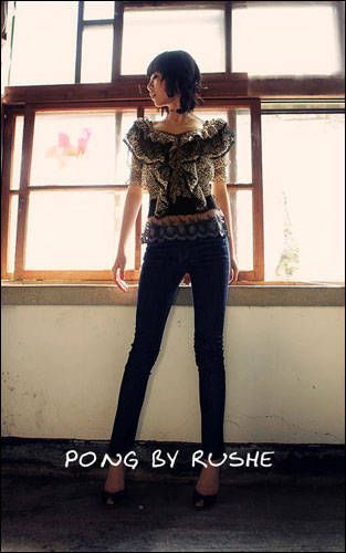 波西米亚风格的复古蕾丝上衣。