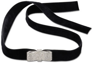 美丽的蝴蝶结停留在颈间，纯白色彩，有一种公主般梦幻的甜美。