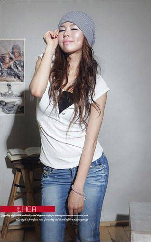 朴素的白色T恤领口略深，能露出一点内装搭配]的乐趣在此体现。