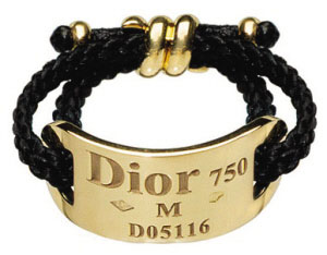 耀眼的金色与黑色皮绳，粗犷中透露着女性隐藏在内心深处的妖娆与魅惑