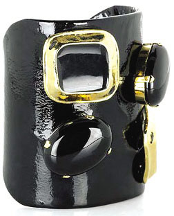 黑色漆皮很有摇滚风味，深邃的颜色似乎蕴藏着神秘的魔力