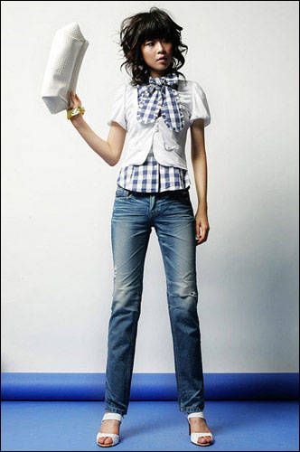 灯笼袖＋蓝色]方格营造甜蜜俏皮的形象。